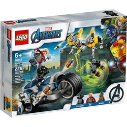 Lego. Конструктор  Мстители: Атака на спортбайке 226 деталей (76142)
